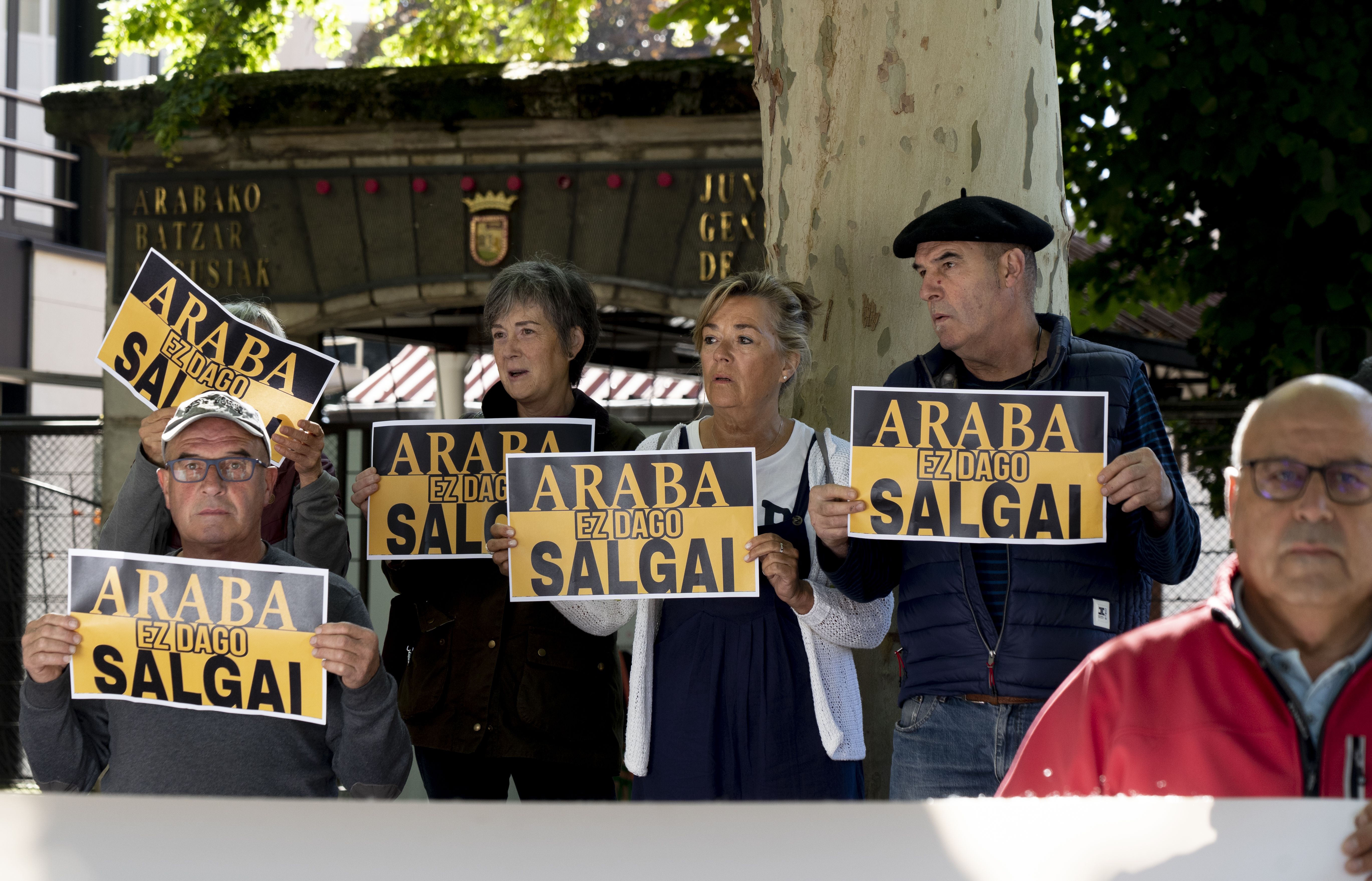 UAGA, Araba Bizirik eta Bionekazaritza taldeetako kideak, gaur, Arabako Batzar Nagusien aurrean. RAUL BOGAJO / FOKU