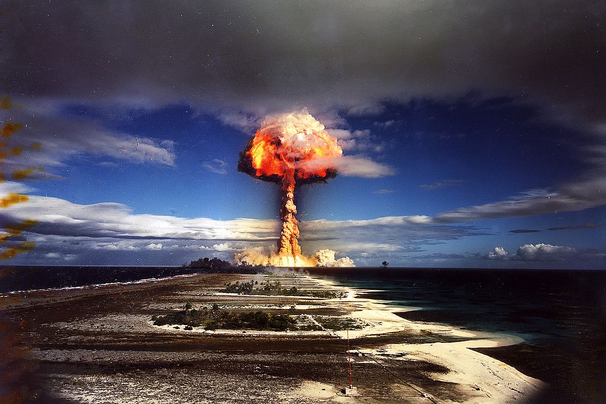 Frantziak 1970eko uztailaren 3an Hiti-Tatau-Mai atoloian egin zuen proba nuklear bat. BERRIA.