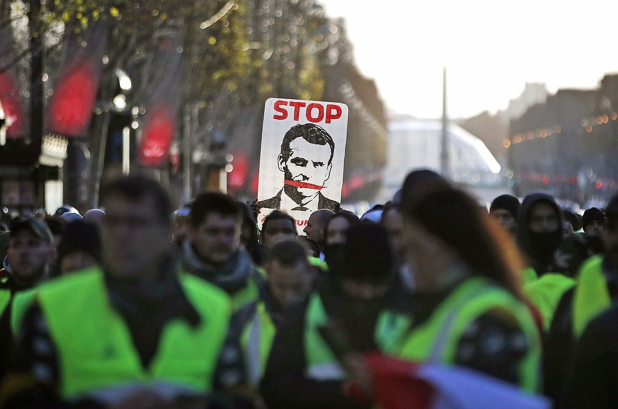 Polizia bat manifestariei oldartzen, atzo, Parisko erdigunean. JULIEN DE ROSA / EFE. Polizia bat manifestariei oldartzen, atzo, Parisko erdigunean. JULIEN DE ROSA / EFE.