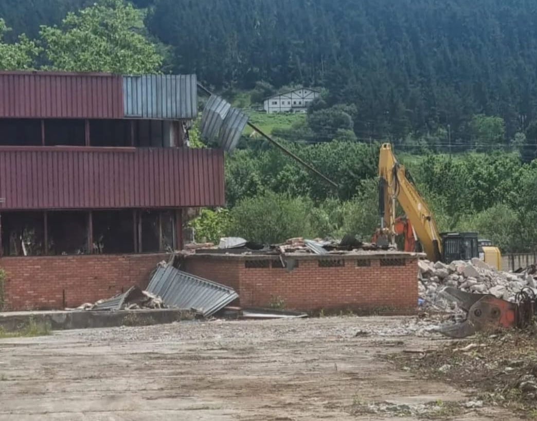 Hondeamakina bat Dalia fabrikan lanean, Gernika-Lumon (Bizkaia). GUGGENHEIM URDAIBAI STOP