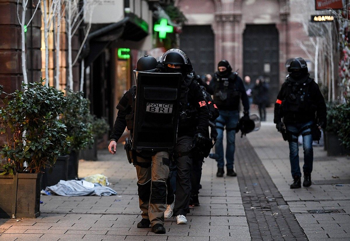 Poliziak, Estrasburgo erdialdean, atzo. PATRICK SEEGER / EFE. Poliziak, Estrasburgo erdialdean, atzo. PATRICK SEEGER / EFE.