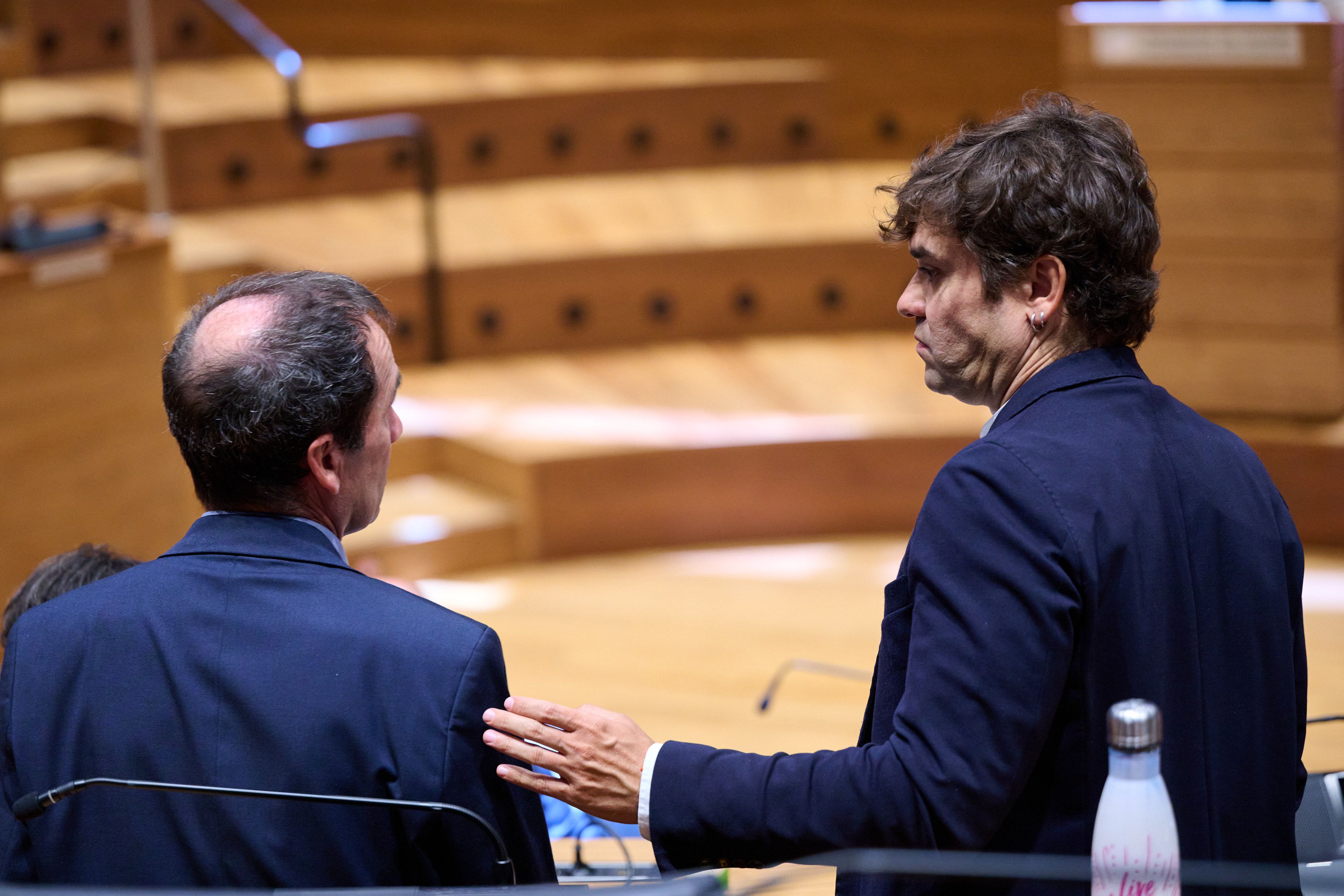 Geroa Baiko Mikel Asiain eta Pablo Azkona, parlamentuan. MIGUEL OSES / NAFARROAKO PARLAMENTUA