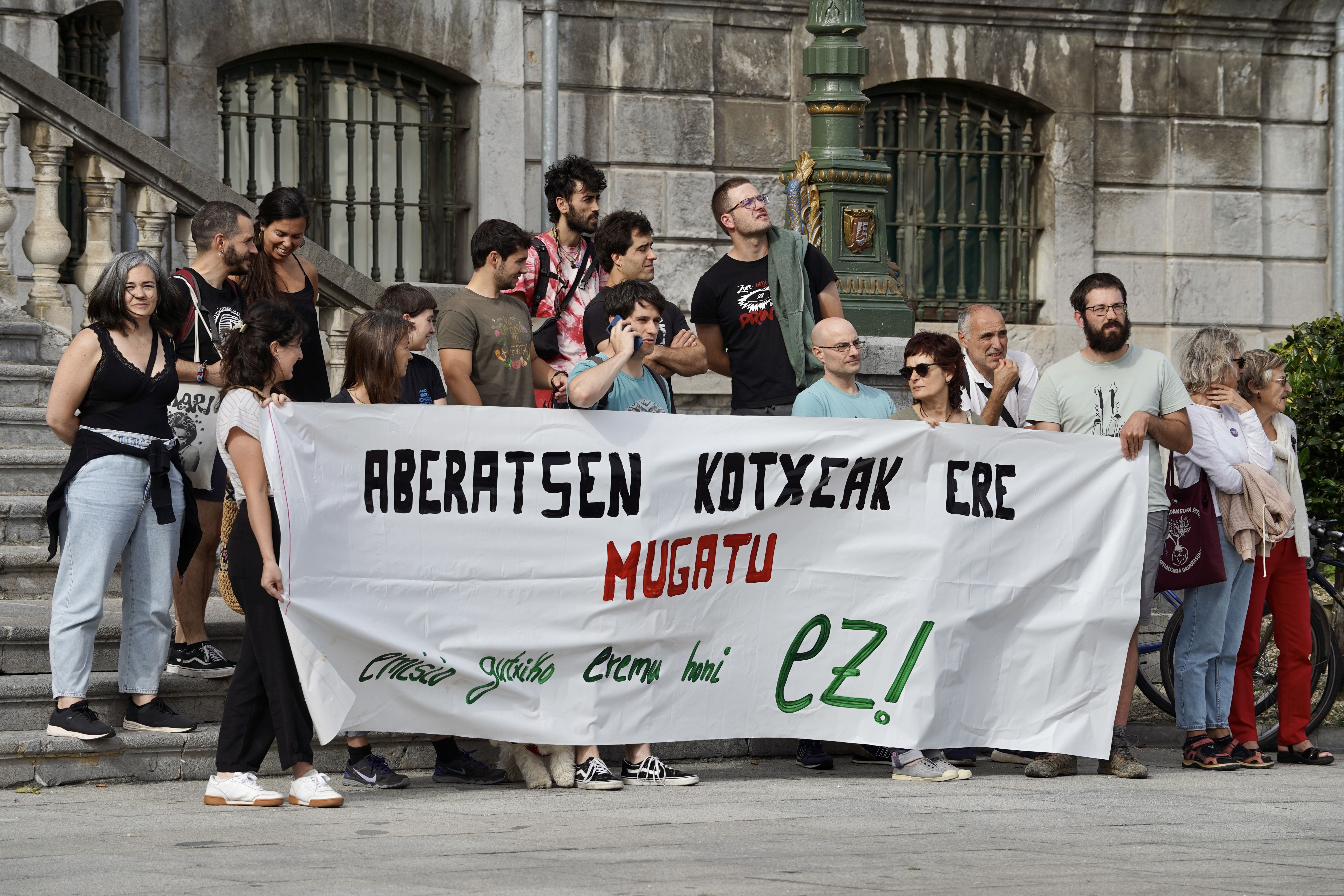 Jauzi Ekosozialak elkarretaratzea egin du arratsaldean, Bilboko emisio gutxiko eremuan hartutako neurriak salatzeko. MONIKA DEL VALLE / FOKU