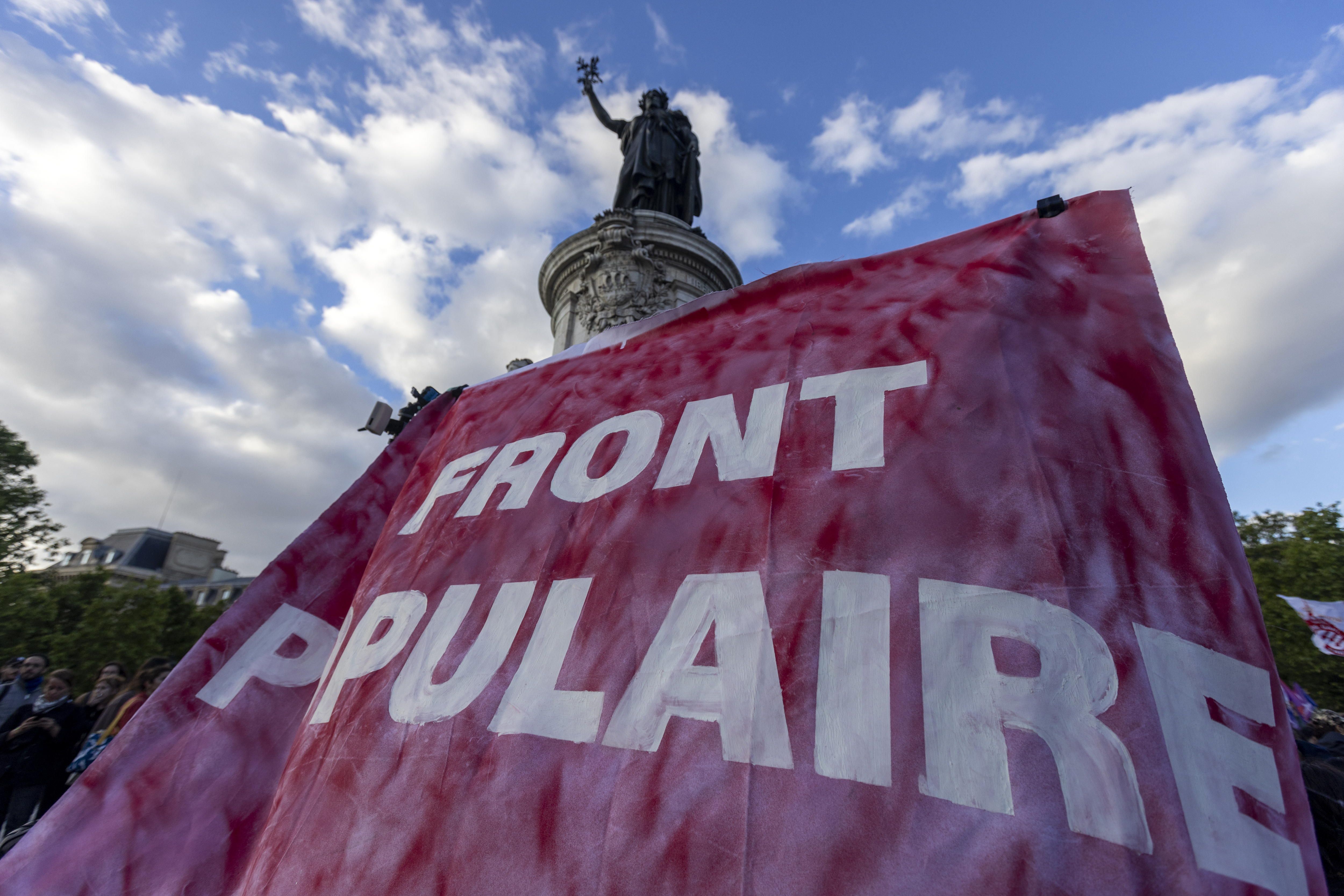 Fronte Popularraren aldeko pankarta bat, Parisen. ANDRE PAIN/EFE