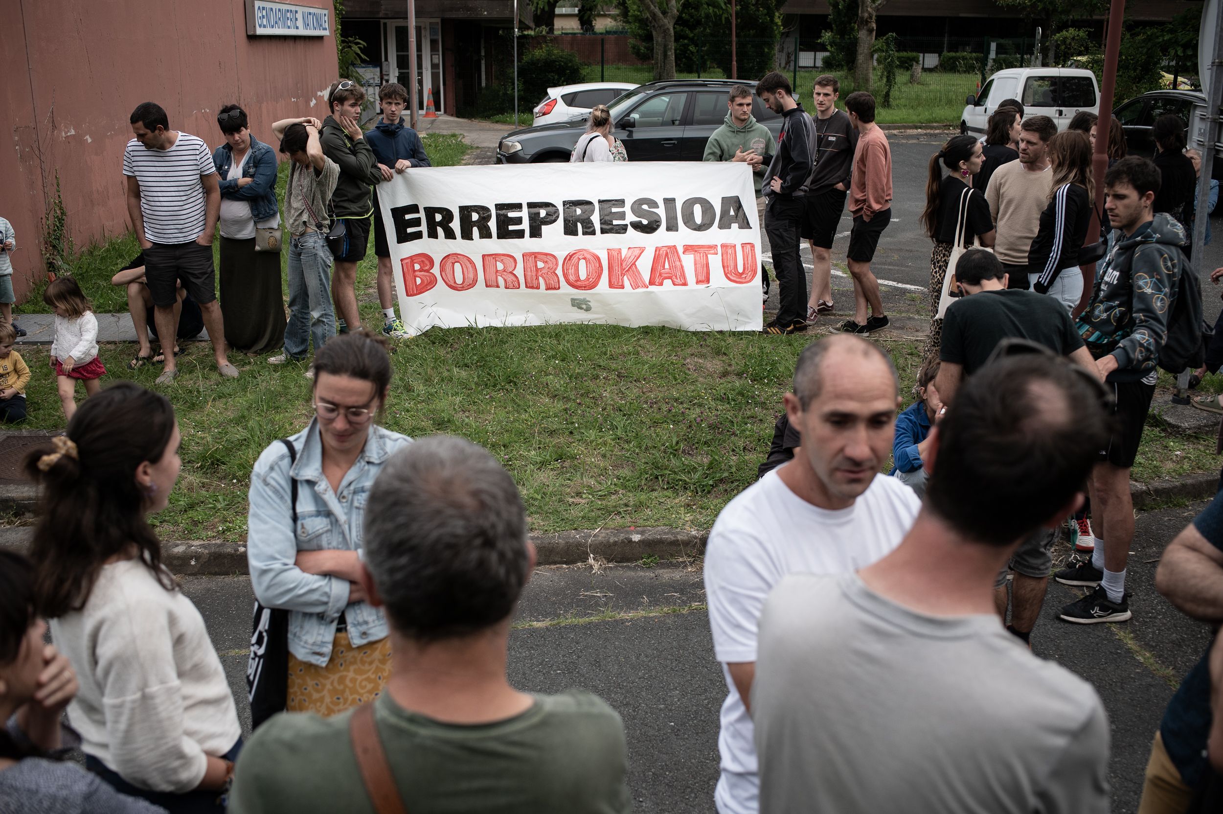 Angeluko jendarmeriaren aitzinean elkarretaratzea Zuhaitz Errastiren atxiloketa salatzeko. PATXI BELTZAIZ