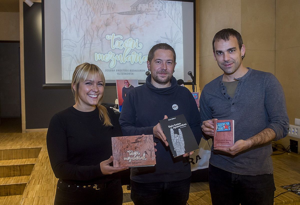 Lorea Erostegi, Ion Telleria eta Oier Gonzalez, liburuen aurkezpenean. LUIS JAUREGIALTZO / FOKU.