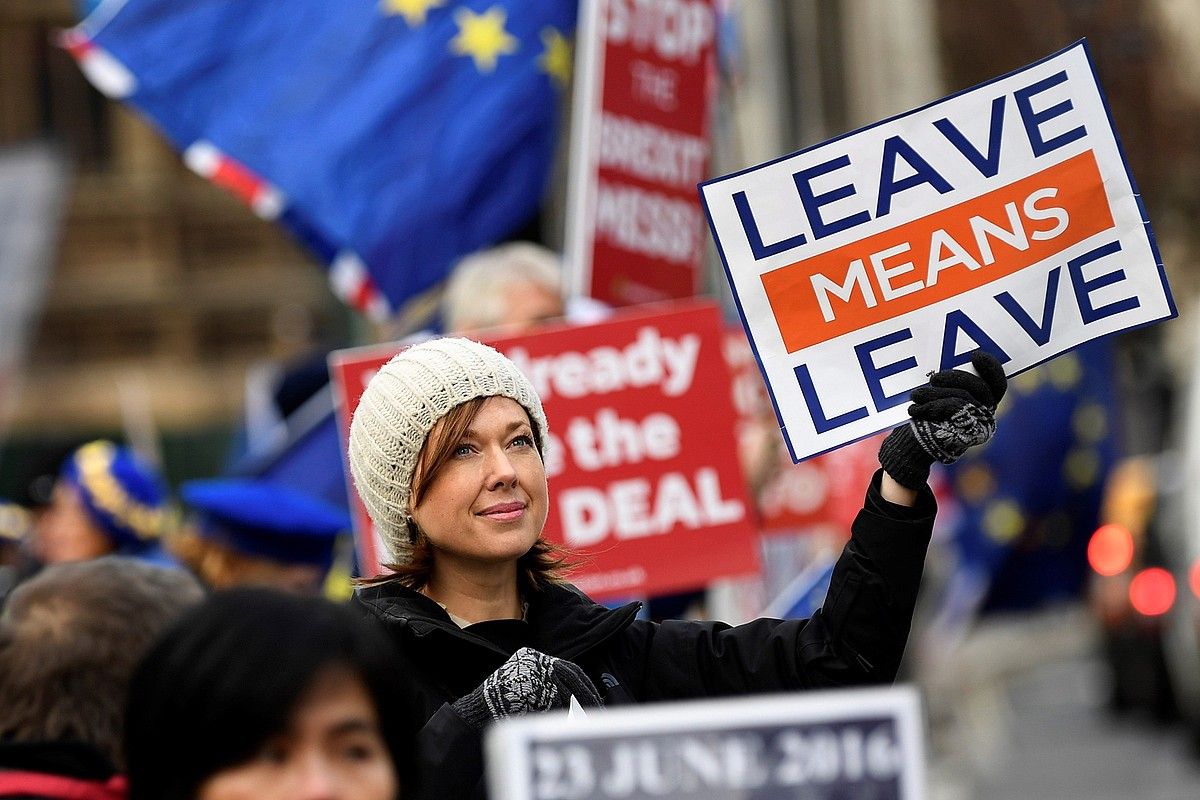 Brexit-aren aldeko manifestari bat Joateak joatea esan nahi du idatzia duen afixari eusten, atzo, Erresuma Batuko Parlamentuaren parean. WILL OLIVER / EFE.