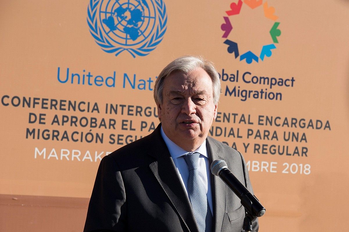 Antonio Guterres NBEko idazkari nagusia, atzo, gobernuen arteko konferentzian, Marrakexen, Marokon. JALAL MORDICHI/EFE. Antonio Guterres NBEko idazkari nagusia, atzo, gobernuen arteko konferentzian, Marrakexen, Marokon. JALAL MORDICHI/EFE.