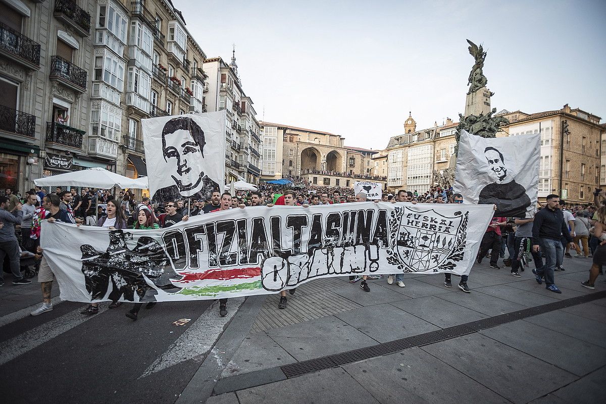 Ofizialtasunaren aldeko kalejiraren hasiera, euskal selekzioak eta Venezuelak iragan urriaren 12an Gasteizen jokatu zuten partidaren aurretik. ENDIKA PORTILLO / FOKU. Ofizialtasunaren aldeko kalejiraren hasiera, euskal selekzioak eta Venezuelak iragan urriaren 12an Gasteizen jokatu zuten partidaren aurretik. ENDIKA PORTILLO / FOKU.