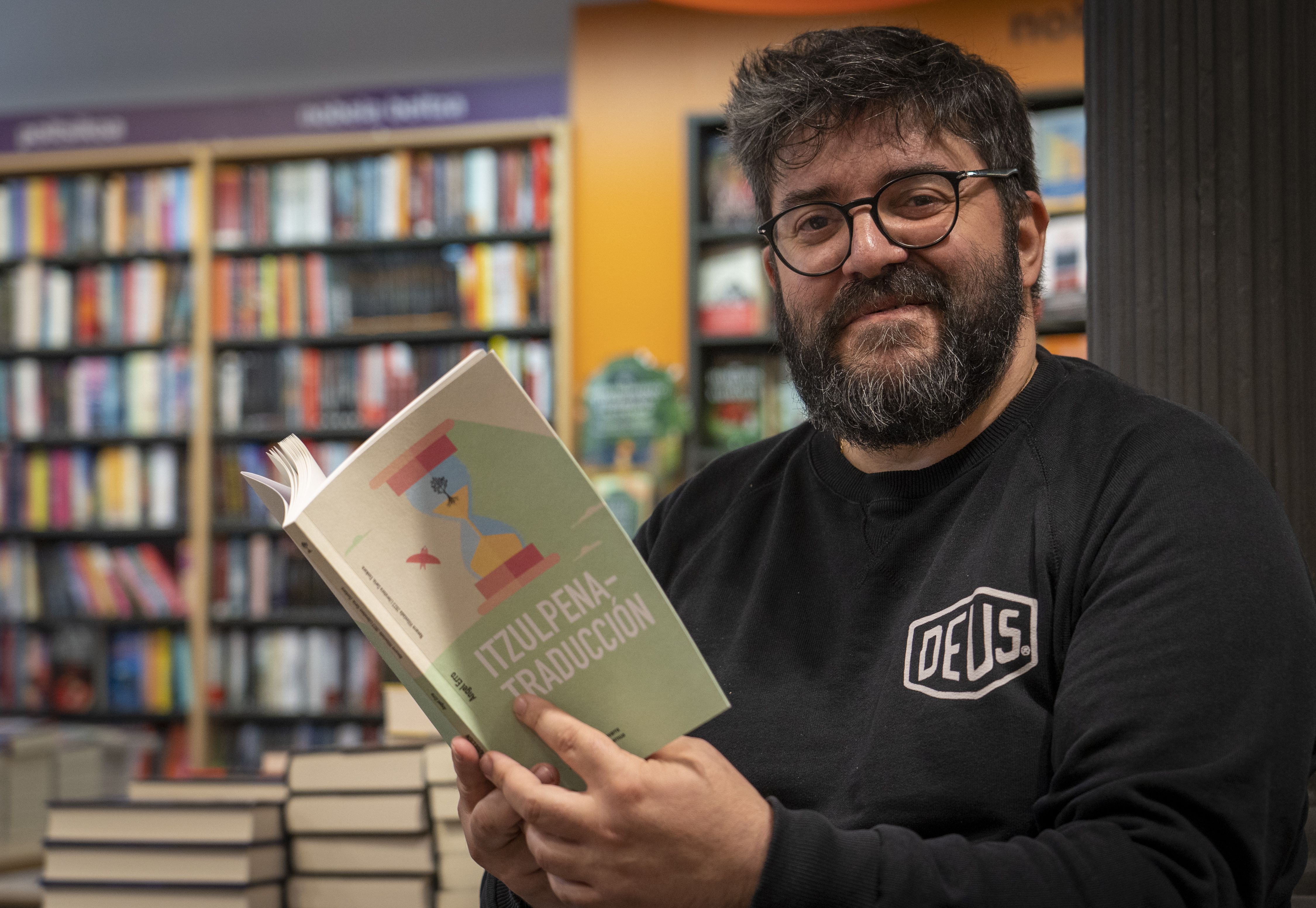 Angel Erro idazlea, 'Itzulpena-Traducción' poema liburuarekin, Donostian. GORKA RUBIO / FOKU