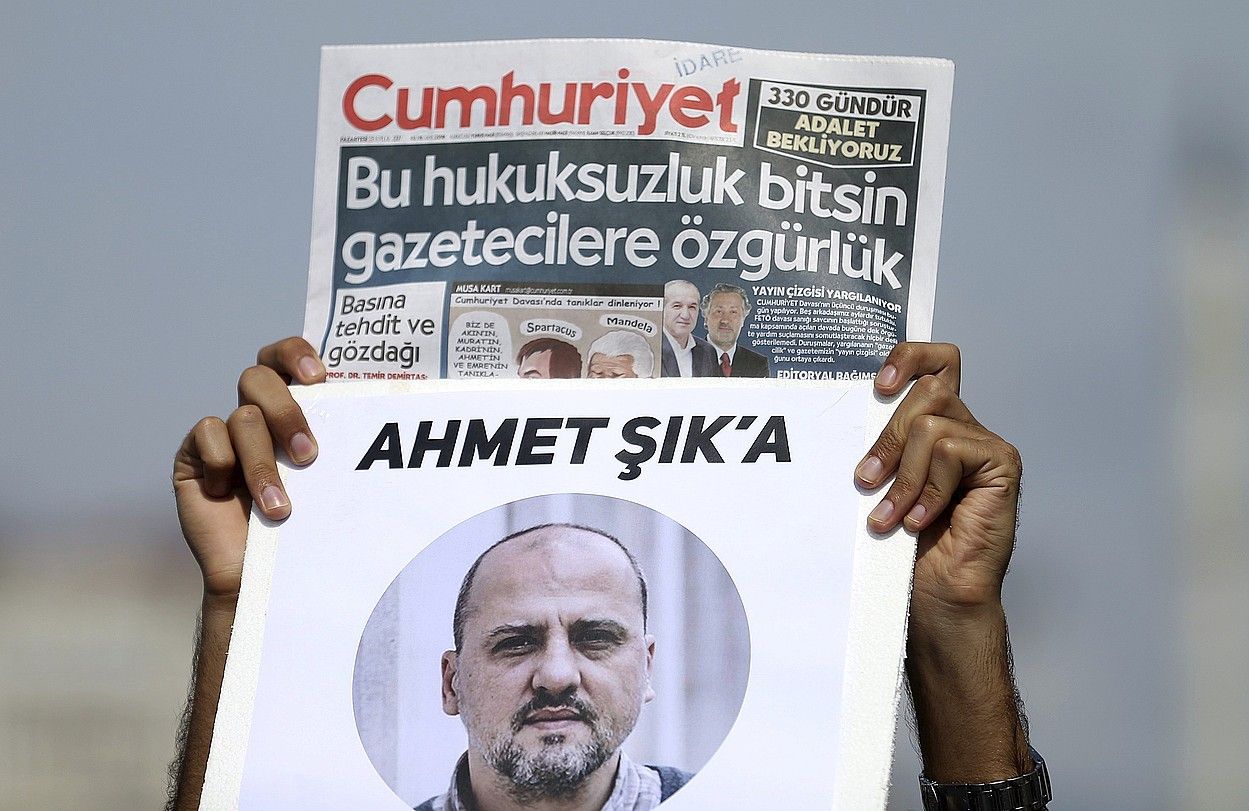 Cumhuriyet egunkariaren aurkako prozesu judizialaren kontrako protesta, iaz, Istanbulen. Ahmet Sik kazetaria espetxean zuten orduan. HDP koalizioko parlamentaria da gaur egun. ERDEM SAHIN / EFE.