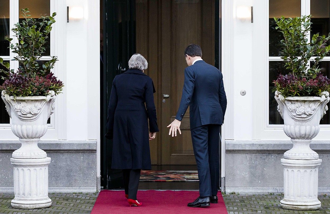 Theresa May eta Mark Rutte agintariak, atzo goizean, Hagan, Herbehereetan. BART MAAT / EFE.