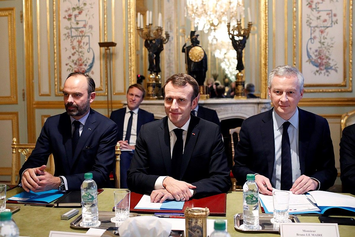 Edouard Phillippe, Emmanuel Macron eta Bruno Le Maire, atzo, bankuen ordezkariekin bilduta. THIBAULT CAMUS / EFE.