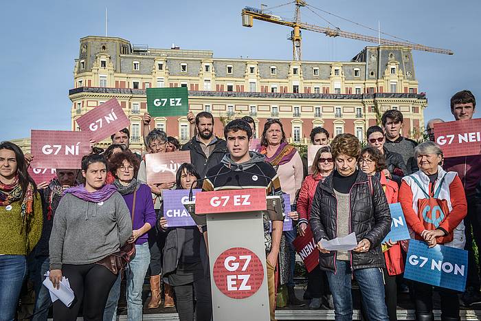Euskal Herri osoko 34 eragile politiko, sozial eta sindikalek osatu duten plataformaren agerraldia. ISABELLE MIQUELESTORENA