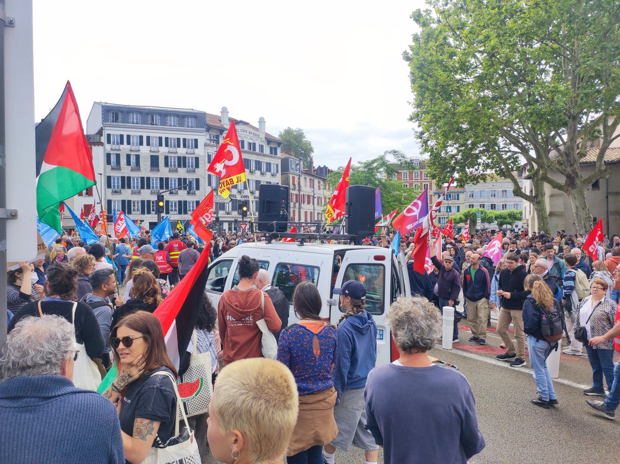 Manifestazioa, Baionan, sindikatuek eta Alda elkarteak deituta. OIHANA TEYSEYRE