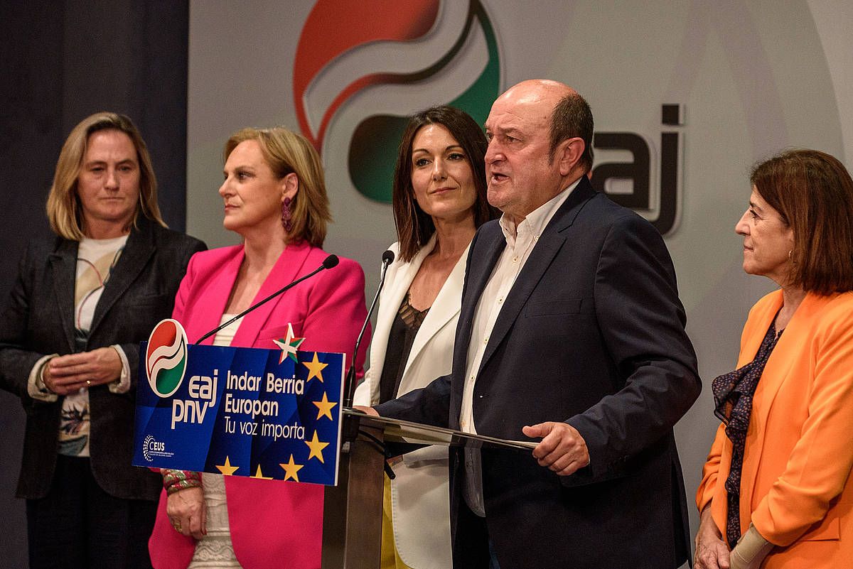  EBBko presidente Andoni Ortuzar hizketan, igande gaueko agerraldian.  JAVIER ZORRILLA / EFE