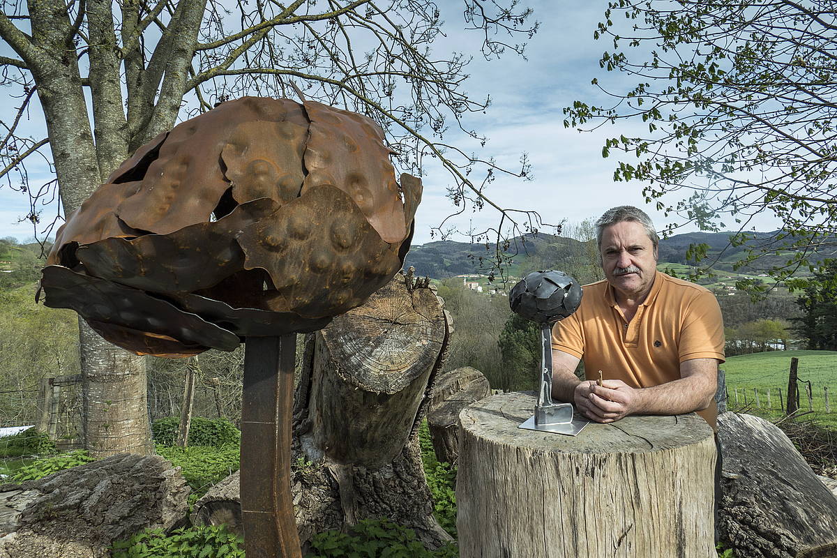 Koldobika Jauregi Alkizan, 2018. urtean, 'Arbolaren egia' eskultura egin zuen garaian. JON URBE / FOKU