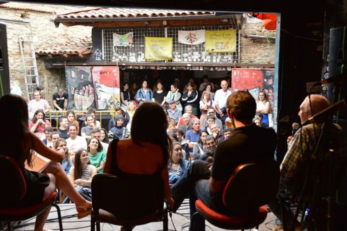 'Poesia mailu bat da' literatura jaialdiaren irudi bat Gasteizko gaztetxean. AZPIMARRA IRAKURLE TALDEA 'Poesia mailu bat da' literatura jaialdiaren irudi bat Gasteizko gaztetxean. AZPIMARRA IRAKURLE TALDEA