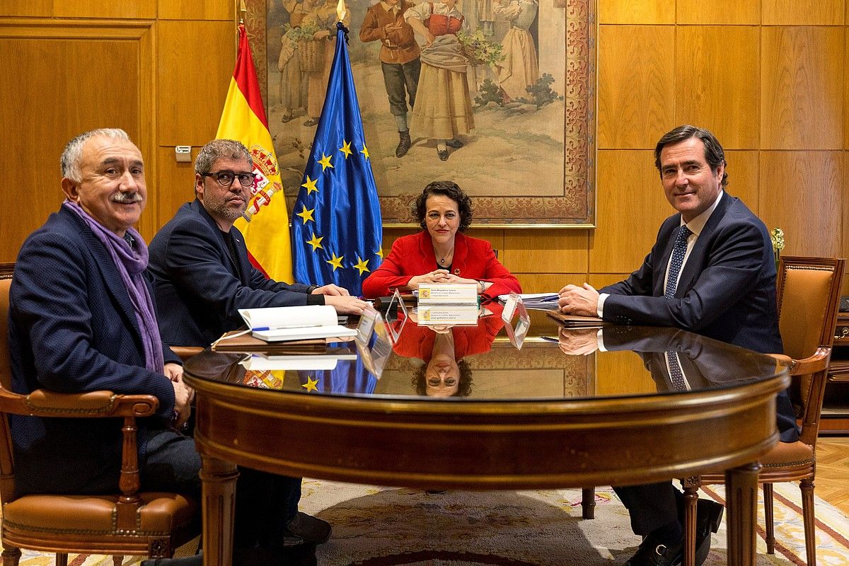 Pepe Alvarez (UGT), Unai Sordo (CCOO), Magdalena Valerio Espainiako Lan ministroa, eta Antonio Garamendi (CEOE), astelehenean, Madrilen. A. GARAMENDI / EFE. Pepe Alvarez (UGT), Unai Sordo (CCOO), Magdalena Valerio Espainiako Lan ministroa, eta Antonio Garamendi (CEOE), astelehenean, Madrilen. A. GARAMENDI / EFE.