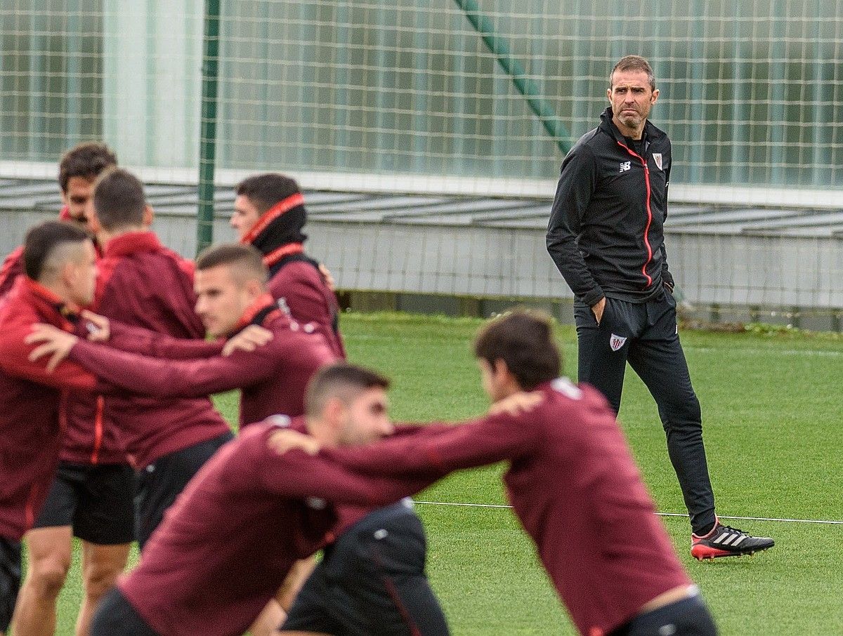 Gaizka Garitano, Lezaman, Athletici zuzendutako entrenamendu batean. JAVIER ZORRILLA / EFE.