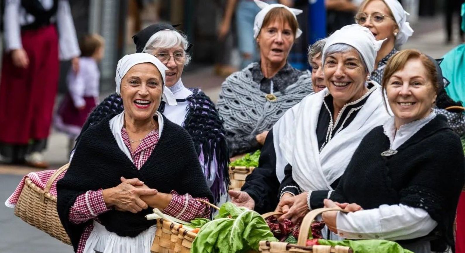 Bendeja saltzaileak, Mungiako Lore Jokoen eguneko antzezpenean, 2023an. MUNGIAKO UDALA