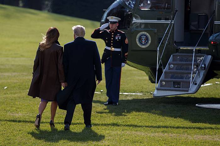 Melania Trump eta Donal Trump gaur, Washingtonen, G20ren bilkurara joateko hegazkinera igo aurretik. SHAWN THEW, EFE.