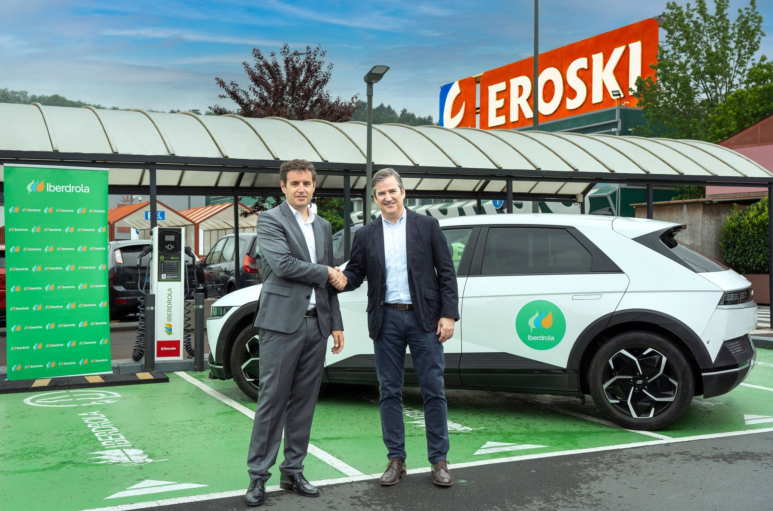 Iberdrolaren bezeroen saileko zuzendaria, David Martinez, eta Eroskiko Garapen zuzendaria, Javier España. EROSKI-IBERDROLA