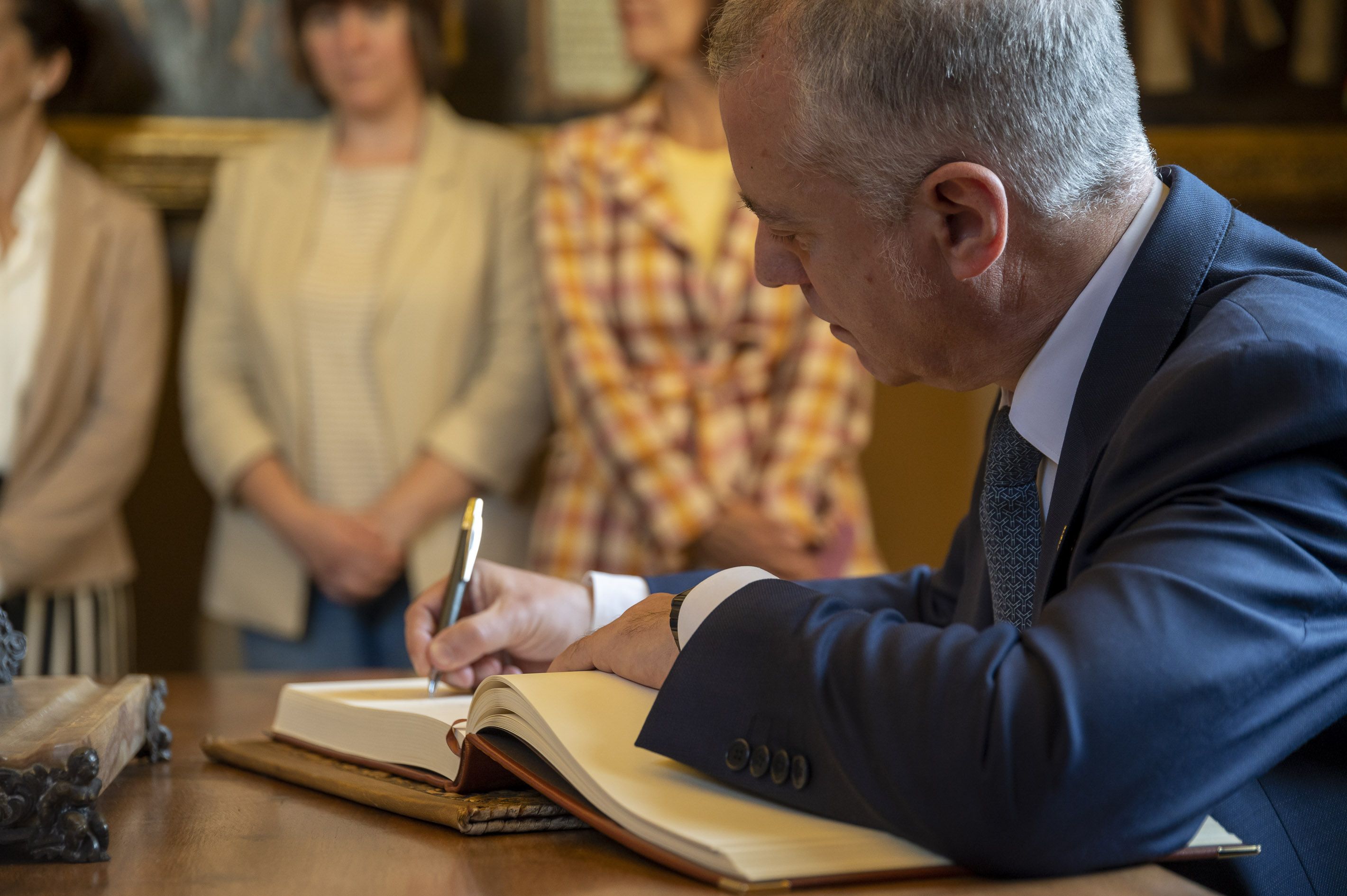 Iñigo Urkullu Gernikako Batzar Nagusietako liburuan idazten, atzoko omenaldian. IREKIA