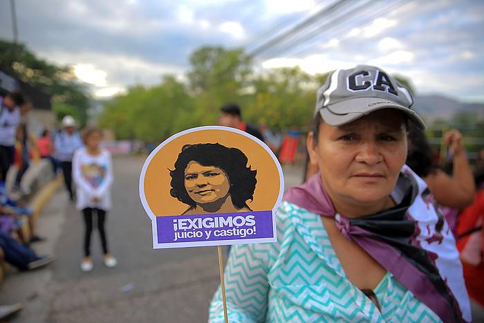Berta Caceresen hilketaren auzian justizia eskatu dute manifestariek, Hondurasko Auzitegi Gorenean. GUSTAVO AMADOR, EFE
