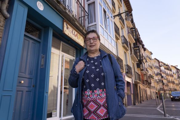 Marcela Abarzuza, Iruñeko Kale Berriko 81. zenbakiaren aurrean, hilaren 13an; han zuten haren gurasoek euren liburu denda. IÑIGO URIZ / FOKU Marcela Abarzuza, Iruñeko Kale Berriko 81. zenbakiaren aurrean, hilaren 13an; han zuten haren gurasoek euren liburu denda. IÑIGO URIZ / FOKU