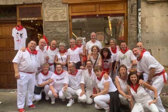 SANFERMINAK. Marcela Abarzuza —eserita, ezkerretik bigarrena— 2022ko sanferminetan, San Domingo karrikako bere liburu dendaren aurrean. Iruñeko bestak lagunek bat egiteko aitzakia izan dira Abarzuza liburu dendako jabearentzat, 1993an ireki zutenetik. Aurten erretiroa hartuta ospatuko ditu sanferminak. NAFARROAKO HITZA SANFERMINAK. Marcela Abarzuza —eserita, ezkerretik bigarrena— 2022ko sanferminetan, San Domingo karrikako bere liburu dendaren aurrean. Iruñeko bestak lagunek bat egiteko aitzakia izan dira Abarzuza liburu dendako jabearentzat, 1993an ireki zutenetik. Aurten erretiroa hartuta ospatuko ditu sanferminak. NAFARROAKO HITZA