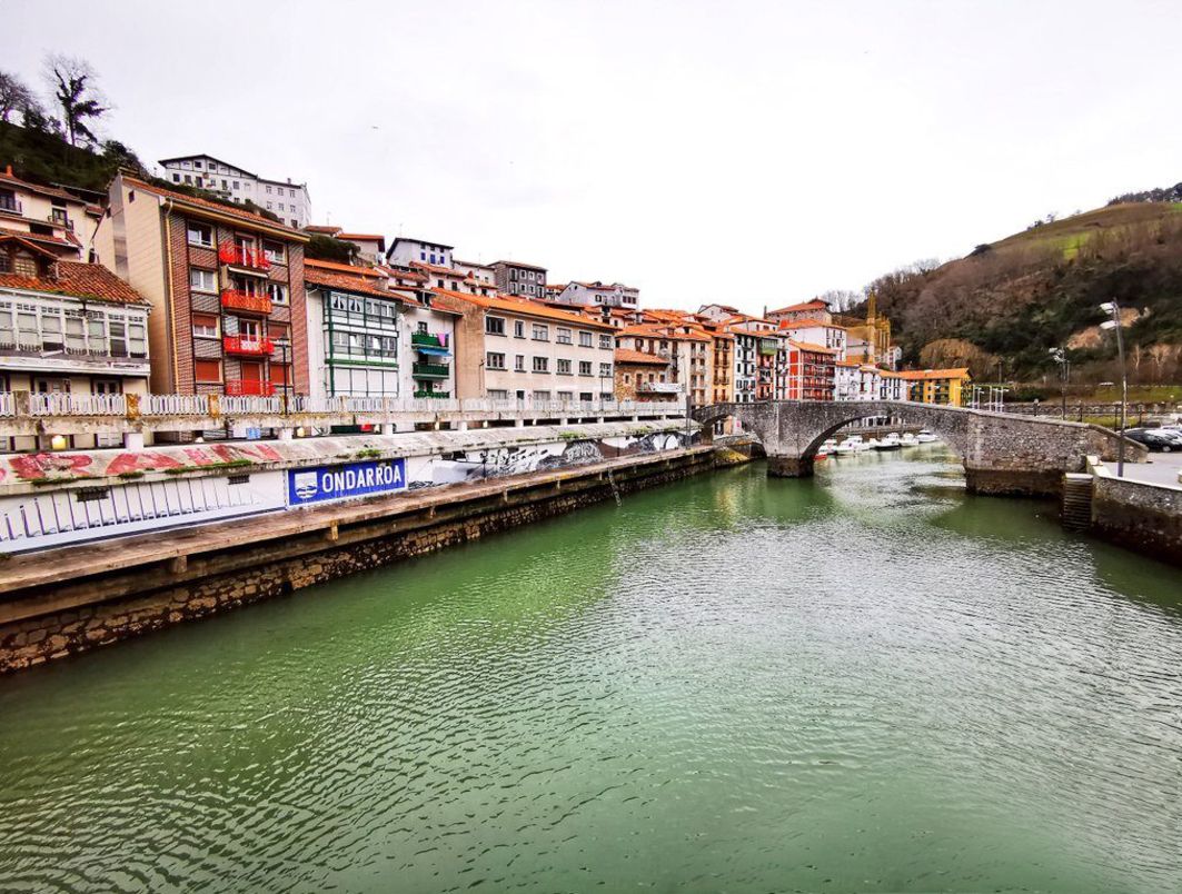 Ondarroako portu zaharra. Elizan dago herri osoan entzuten den turruna. BERRIA