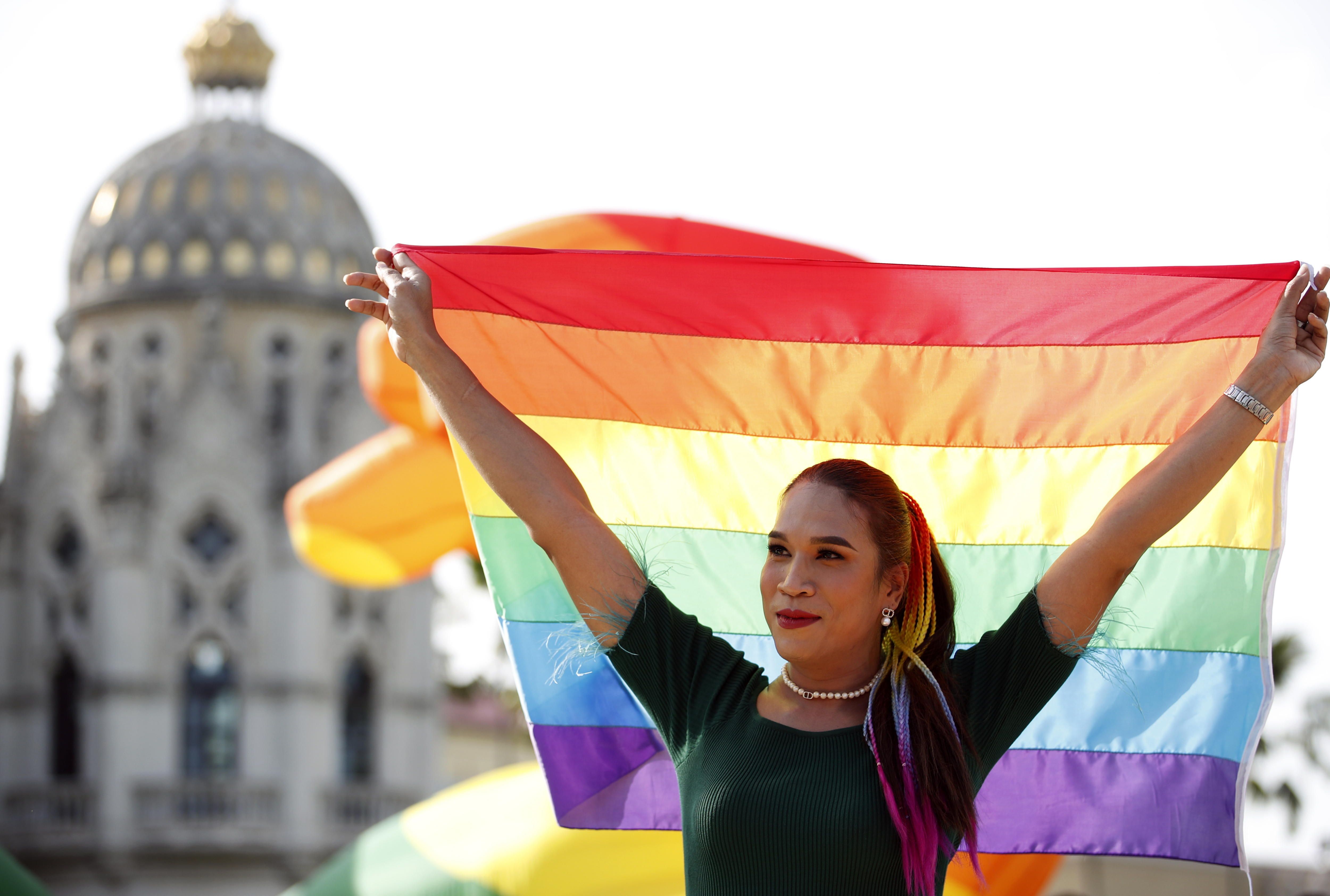 Emakume bat LGTB kolektiboko bandera eskuetan duela, gaur, Thailandiako Parlamentuaren parean. RUNGROJ YONGRIT / EFE