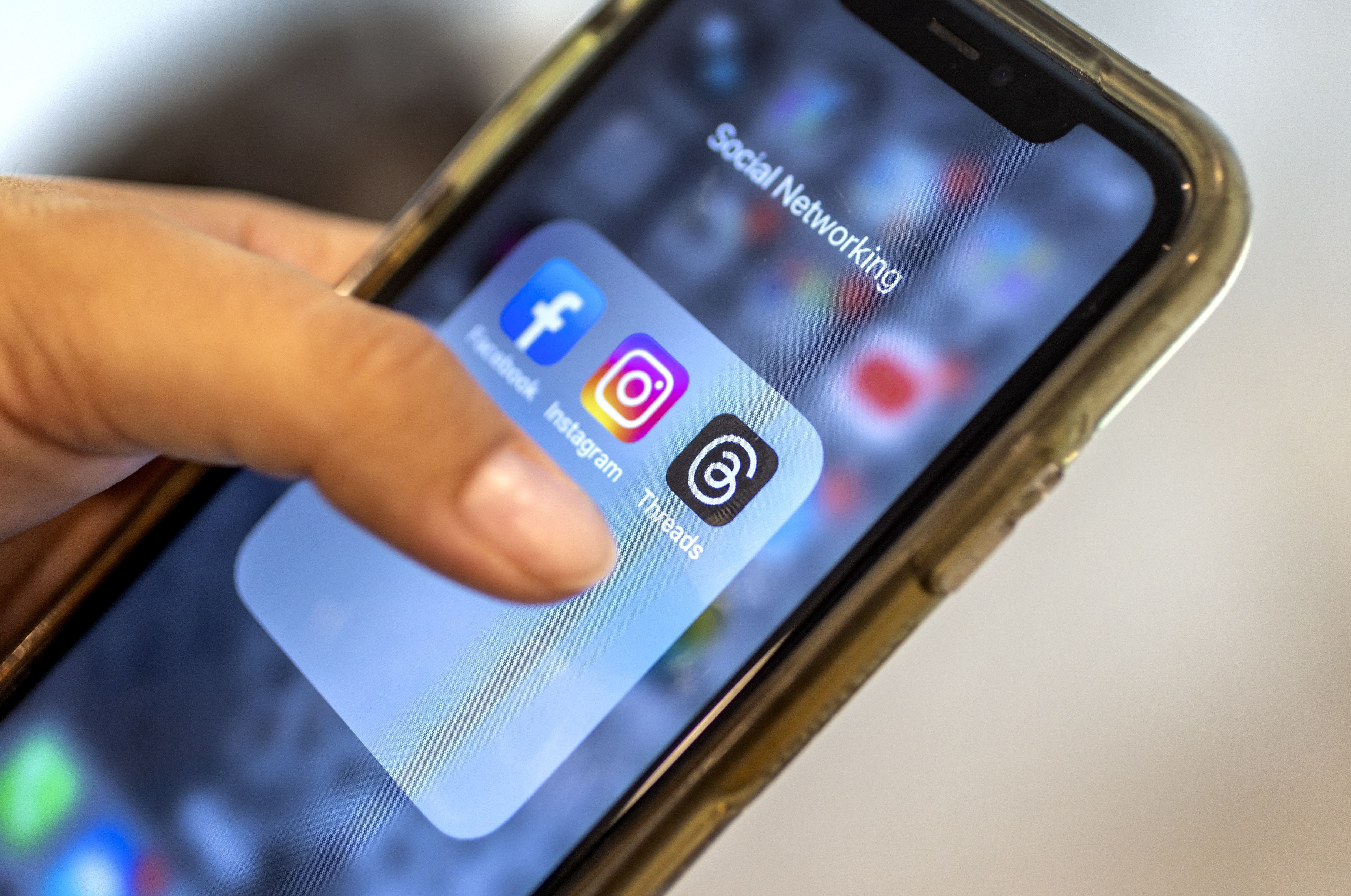 Meta enpresaren sare sozialetako hiru, artxiboko argazki batean: Facebook, Instagram eta Threads. CRISTOBAL HERRERA / EFE