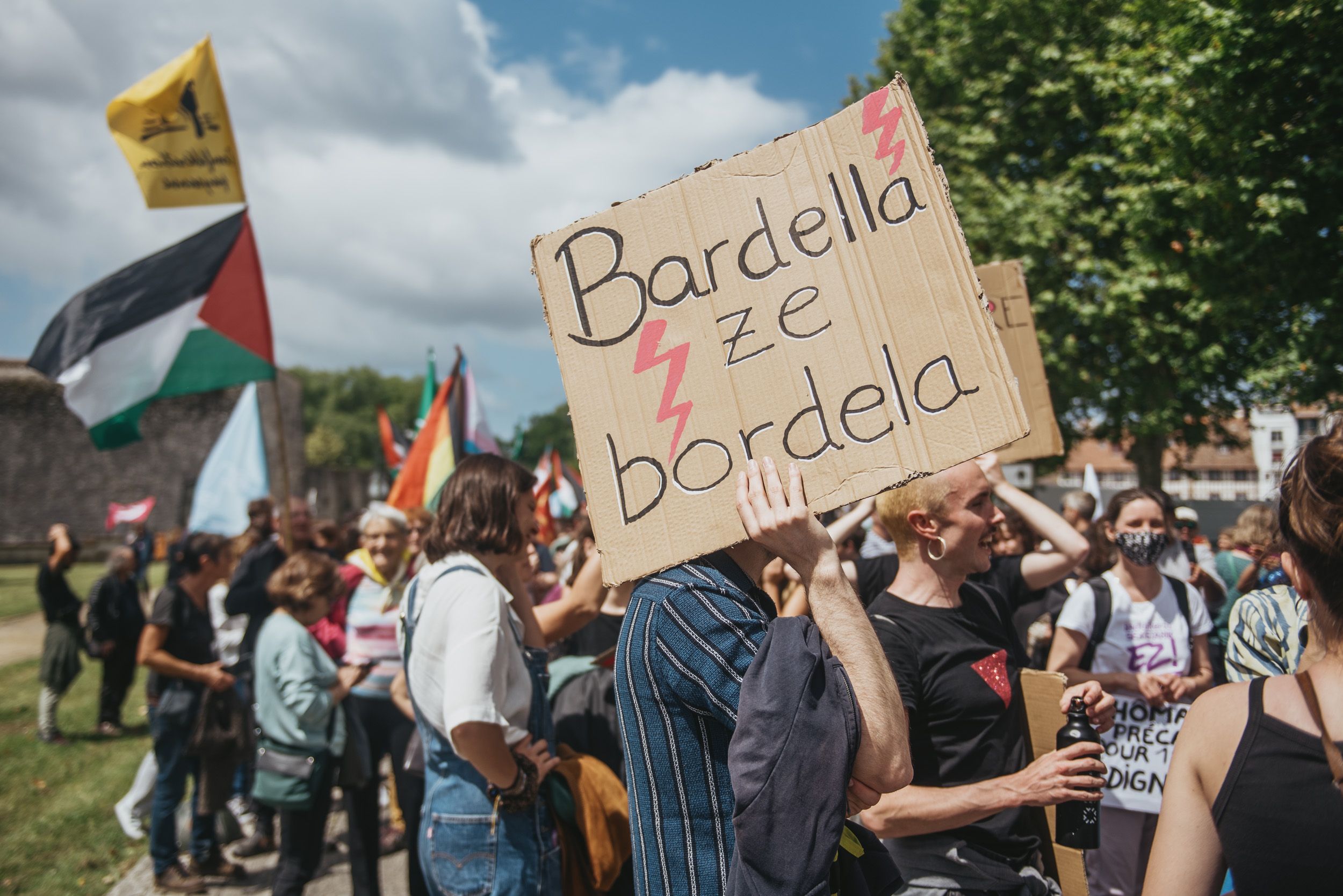 Jordan Bardella RNko lehendakariaren kontrako afixa bat, ekainaren 15ean, Baionako manifestazioan. GUILLAUME FAUVEAU
