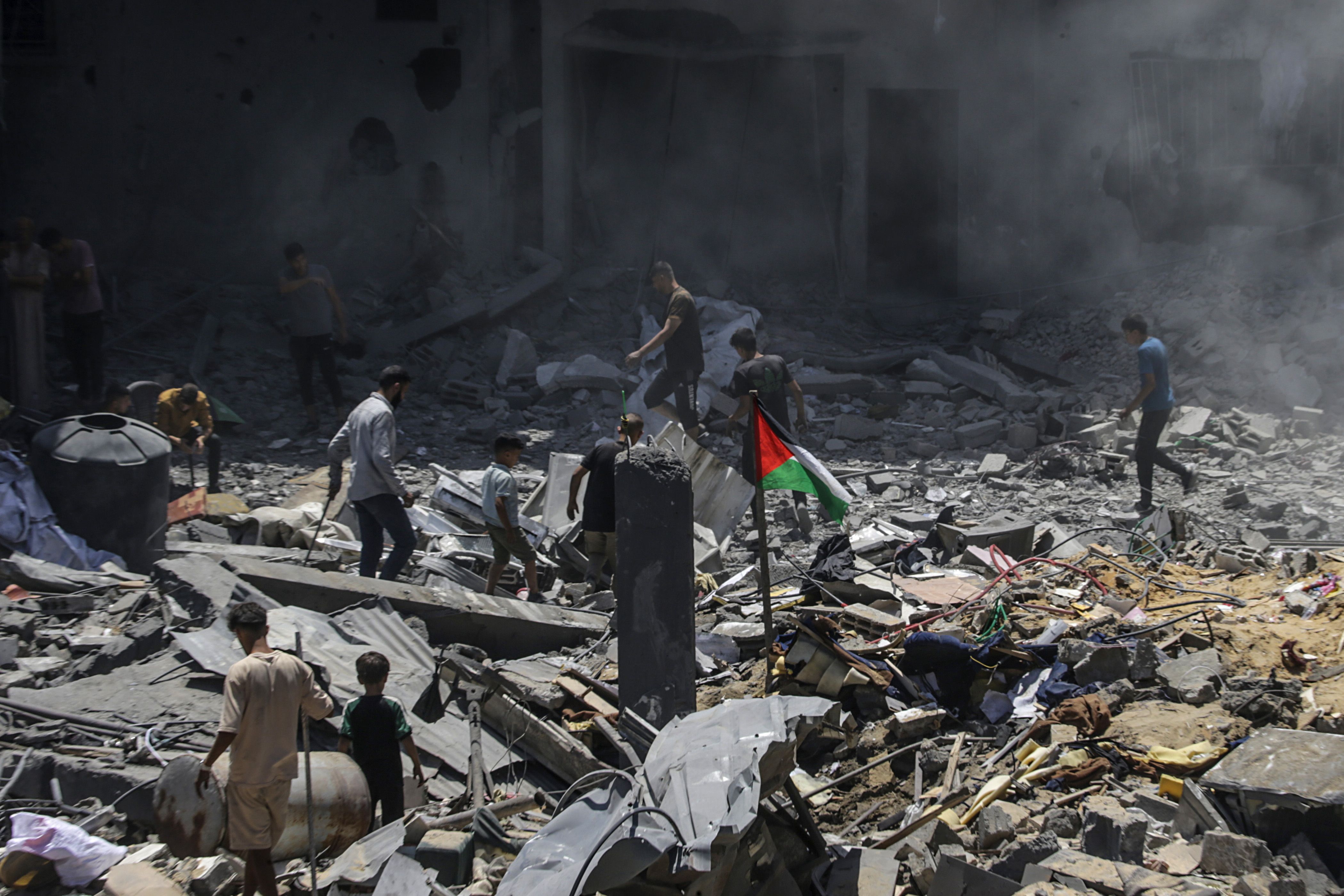 Zenbait palestinar txikitutako errefuxiatu gune batean, gaur, Gaza hegoaldean. MOHAMMED SABER  / EFE