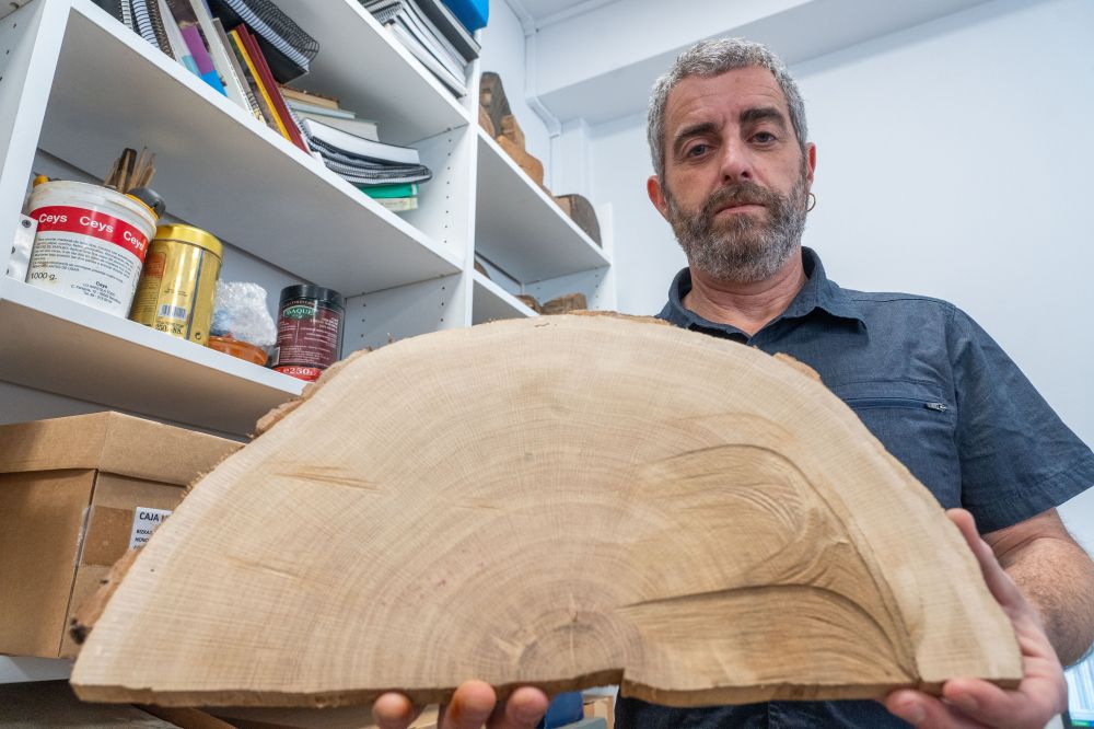 Josue Susperregi, enbor zati bat eskuetan duela, Arkeolanen dendrokronologia laborategian. ANDONI CANELLADA / FOKU
