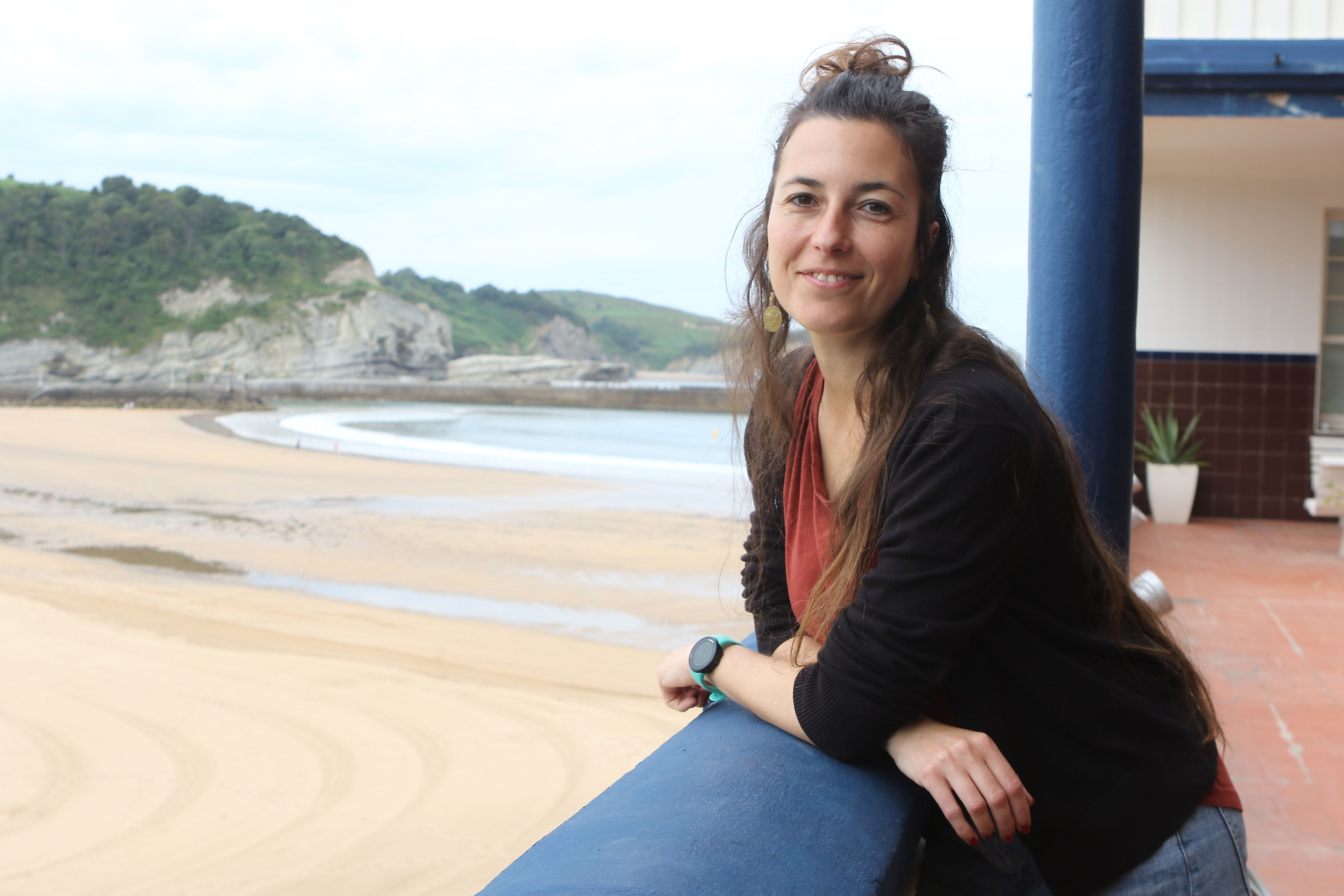 Belen Gonzalez Itsas Zientzietako doktorea, aste honetan, Plentzian (Bizkaia). OSKAR MATXIN / FOKU