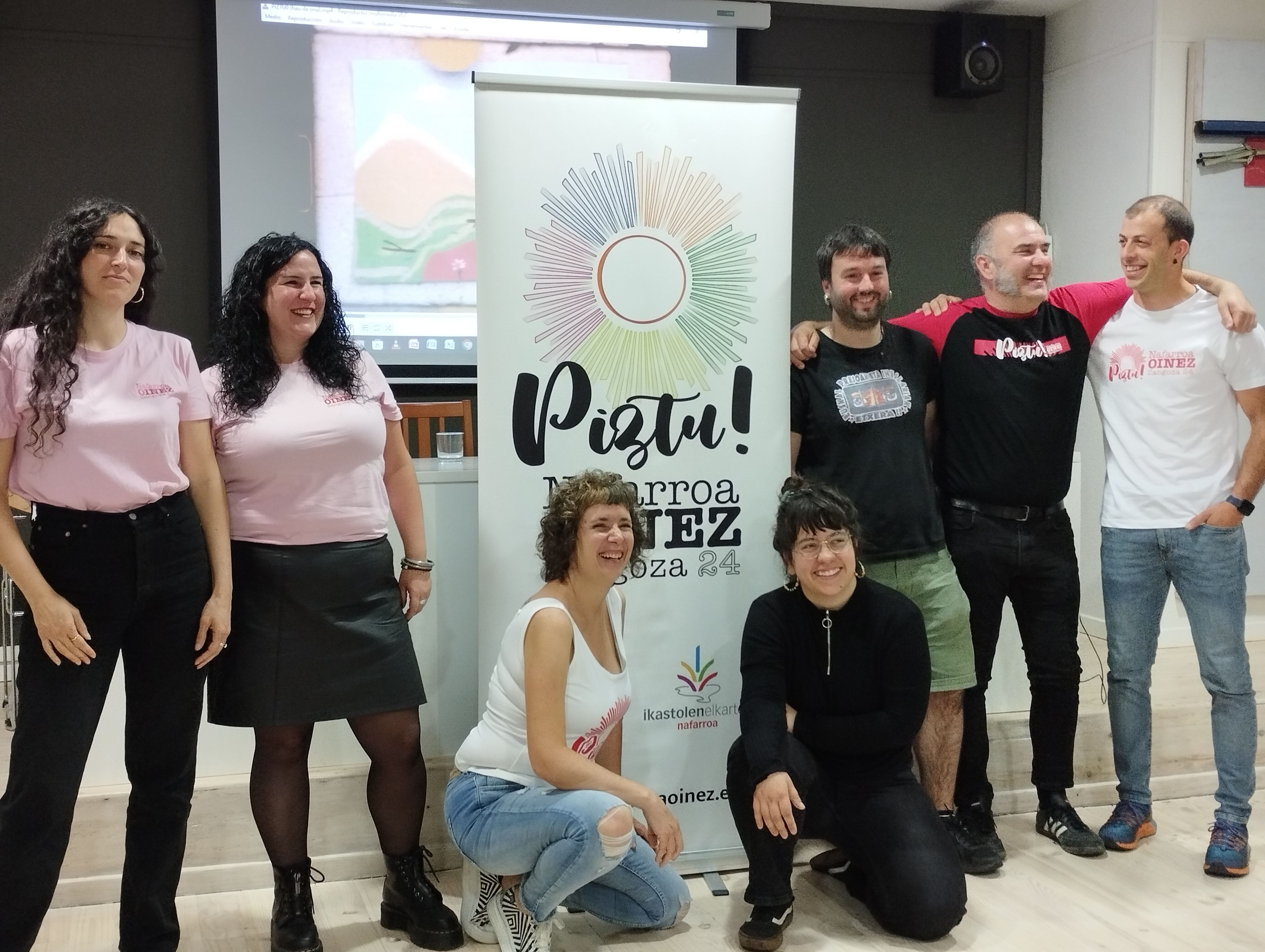 Zangozako ikastolako eta Skabidean taldeko kideak, gaur, Iruñean egin duten agerraldian. NAFARROAKO IKASTOLEN ELKARTEA