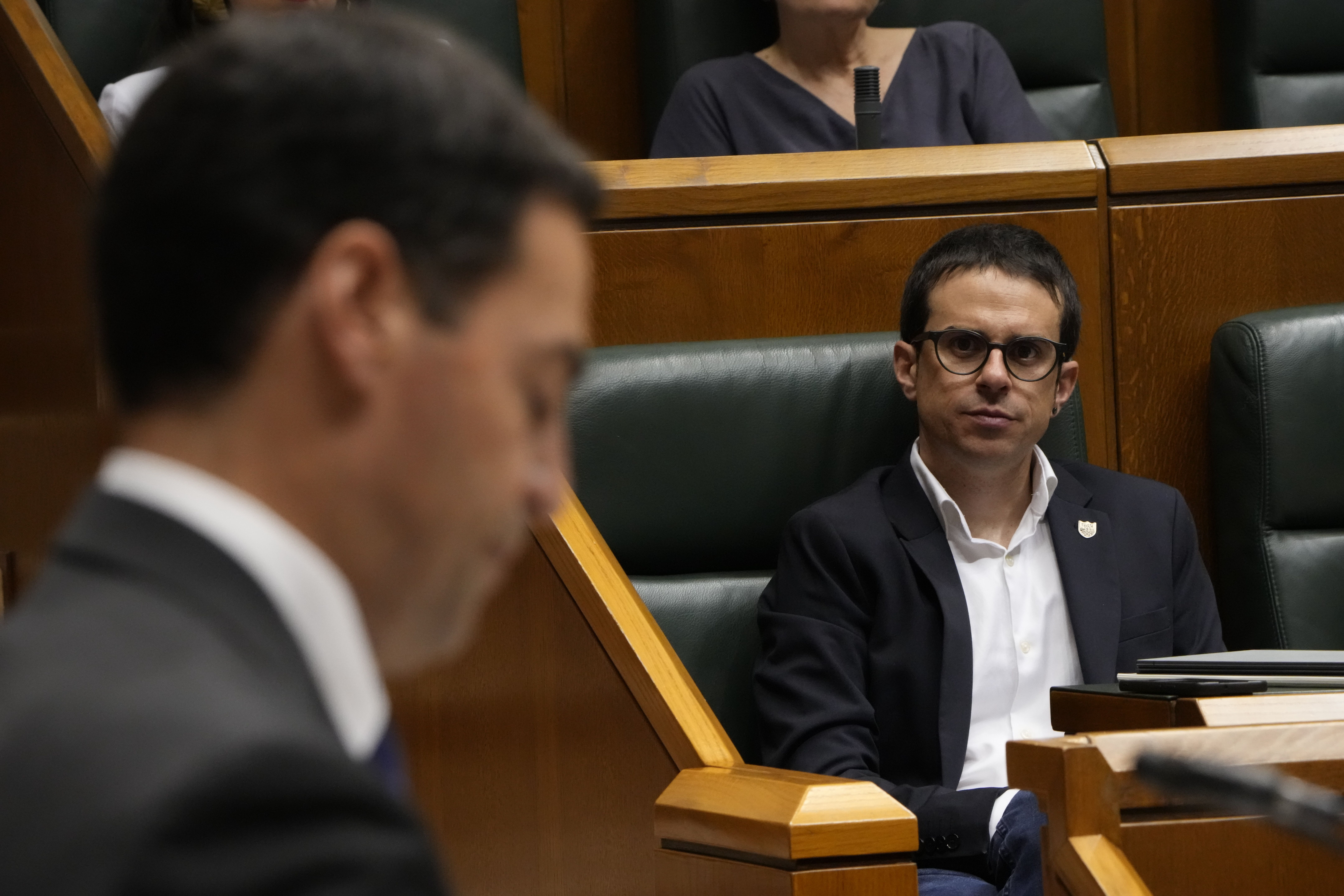 Pradales hizlari eta Otxandiano entzule, Eusko Legebiltzarrean, gaur. ADRIAN RUIZ / EFE