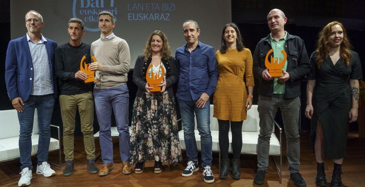 Kide Aholkularitza, Izarkom eta Ulma taldeko ordezkariak, gaur, Bai Euskarari sariak jasotzeko ekitaldian. JON URBE / FOKU
