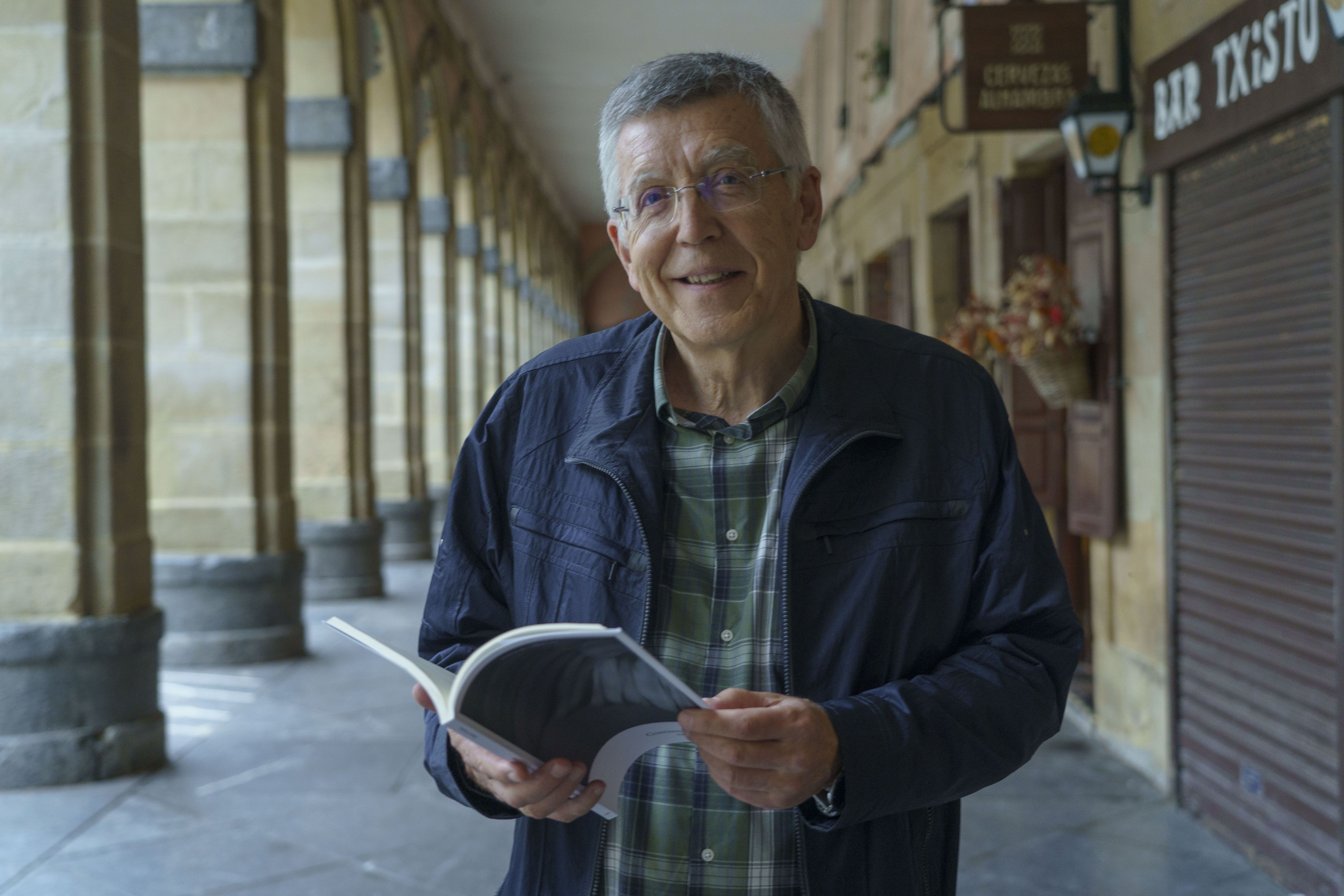 Joxe Mari Berasategi itzultzailea, gaur, Donostiako Konstituzio plazan. JON URBE / FOKU