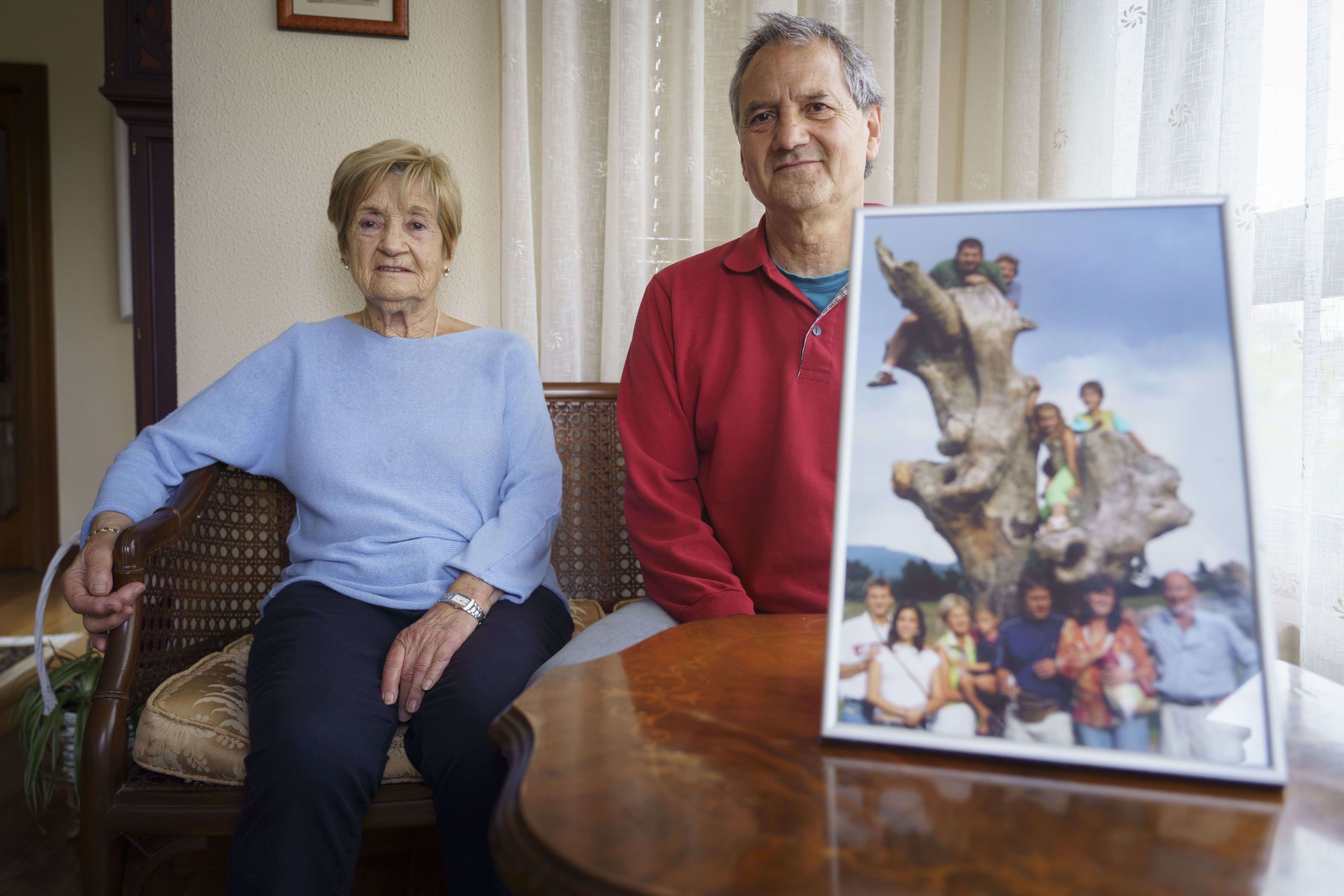 Juani Irazusta eta Dani Goñi, familiaren etxean, Donostian, aurreko astean. JON URBE / FOKU Juani Irazusta eta Dani Goñi, familiaren etxean, Donostian, aurreko astean. JON URBE / FOKU