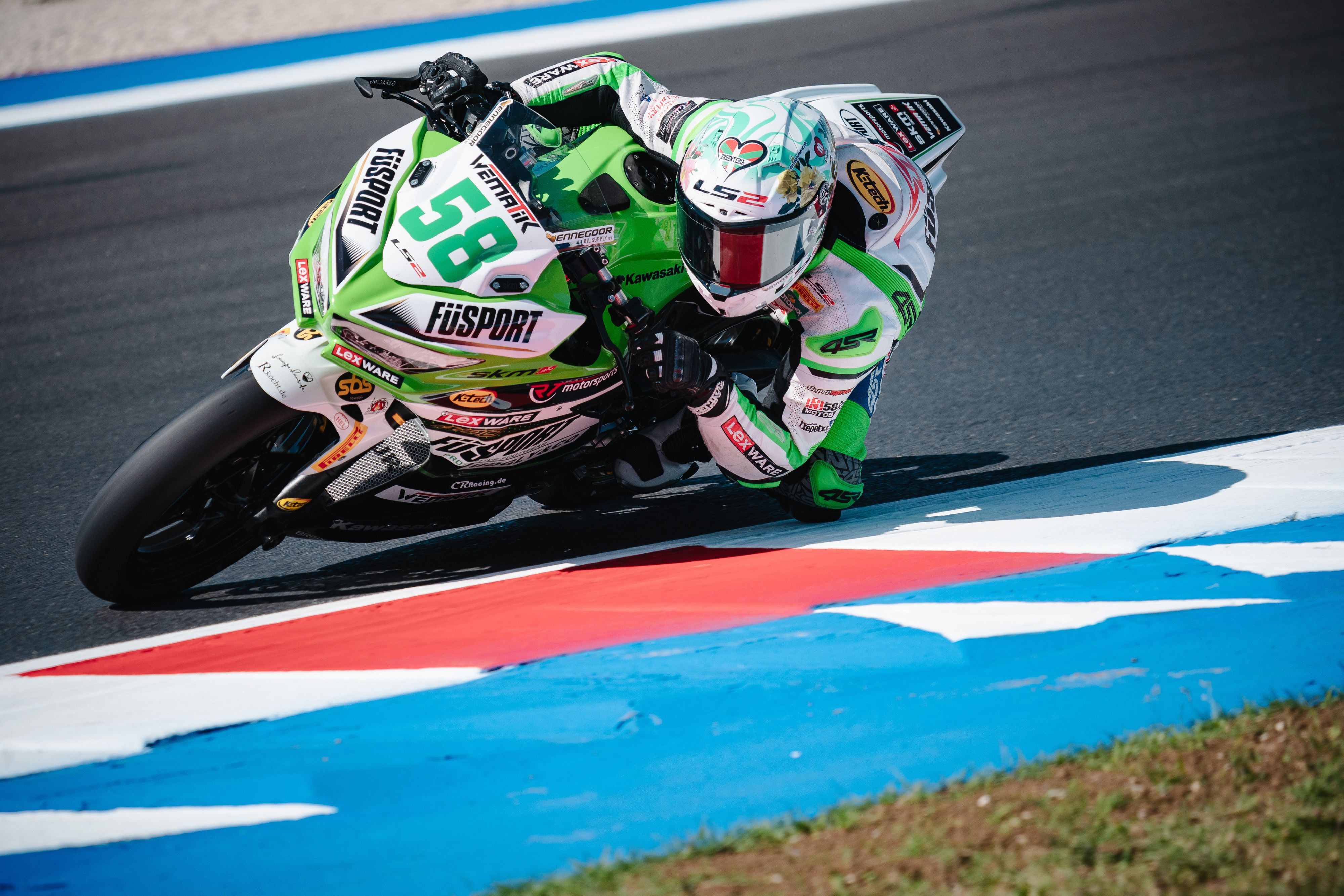 Iñigo Iglesias, Kawasaki motorraren gainean. BERRIA