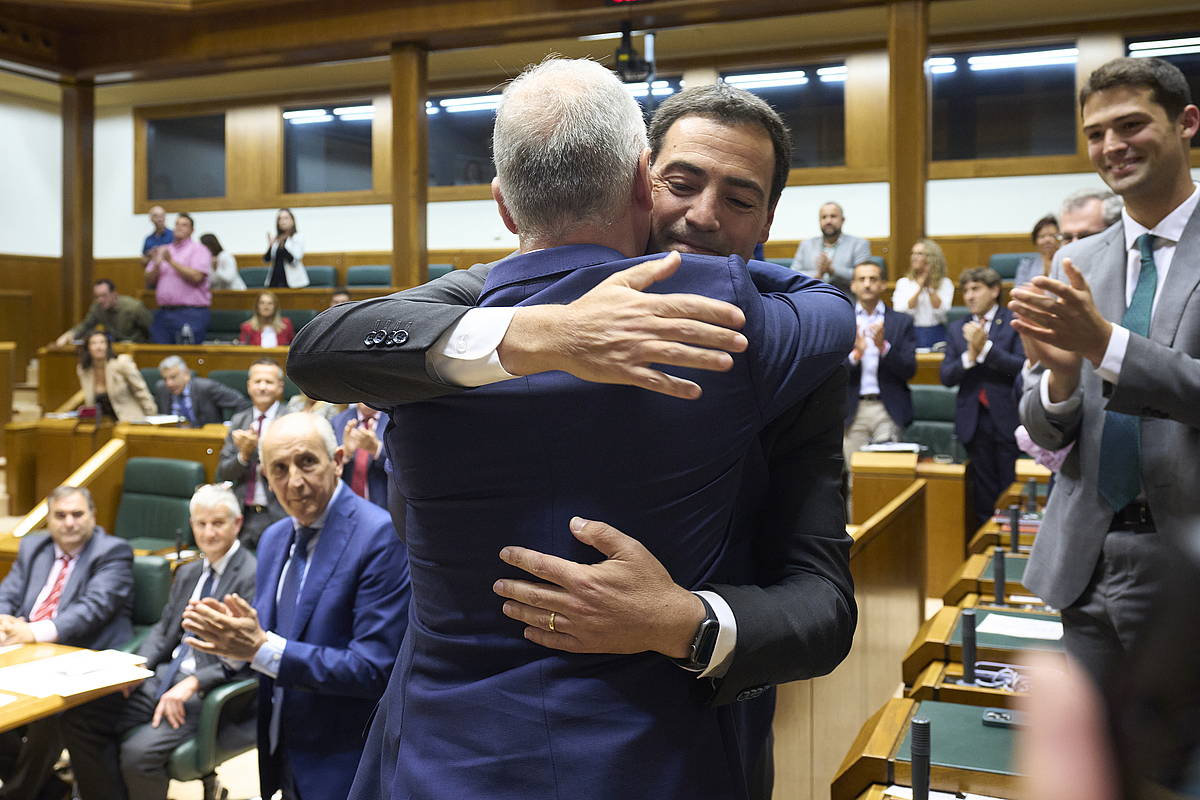 Urkullu eta Pradales, elkar besarkatuta. ADRIAN RUIZ-HIERRO / EFE