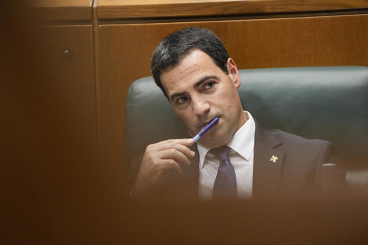 Pradales, Otxandianoren hitzaldia entzuten. ADRIAN RUIZ-HIERRO / EFE