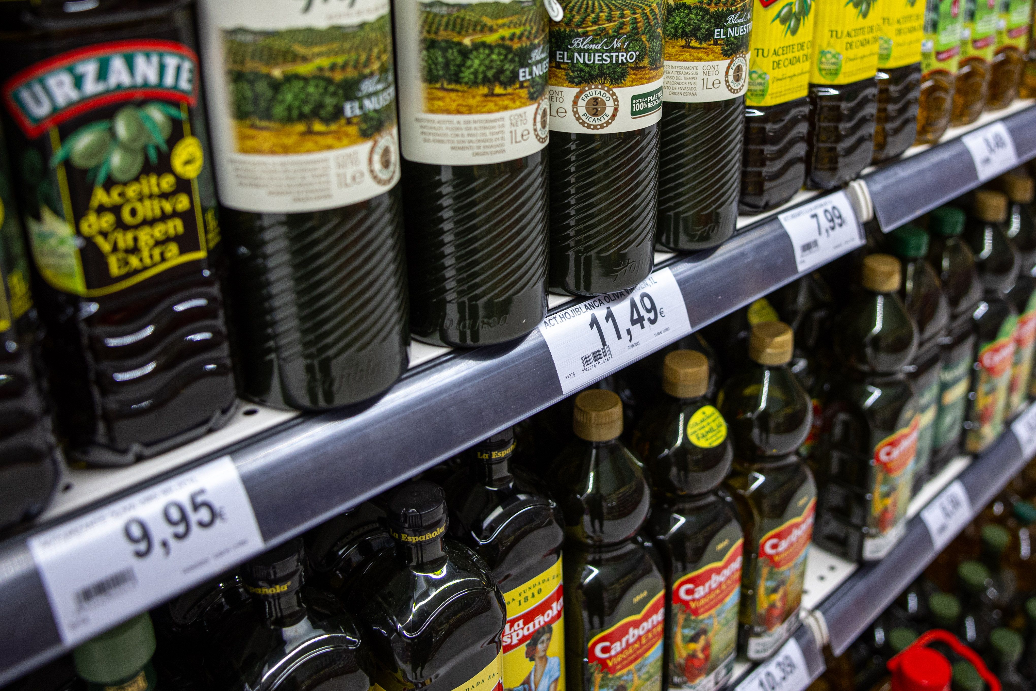 Oliba olioaren apala, supermerkatu batean. JAVIER GUILLEN / EFE