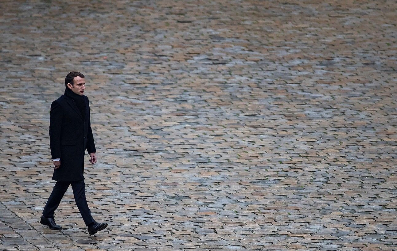 Macron Frantziako presidentea iragan urrian, Parisen, soldaduei egindako omenaldi batean. IAN LANGSDON / EFE. Macron Frantziako presidentea iragan urrian, Parisen, soldaduei egindako omenaldi batean. IAN LANGSDON / EFE.