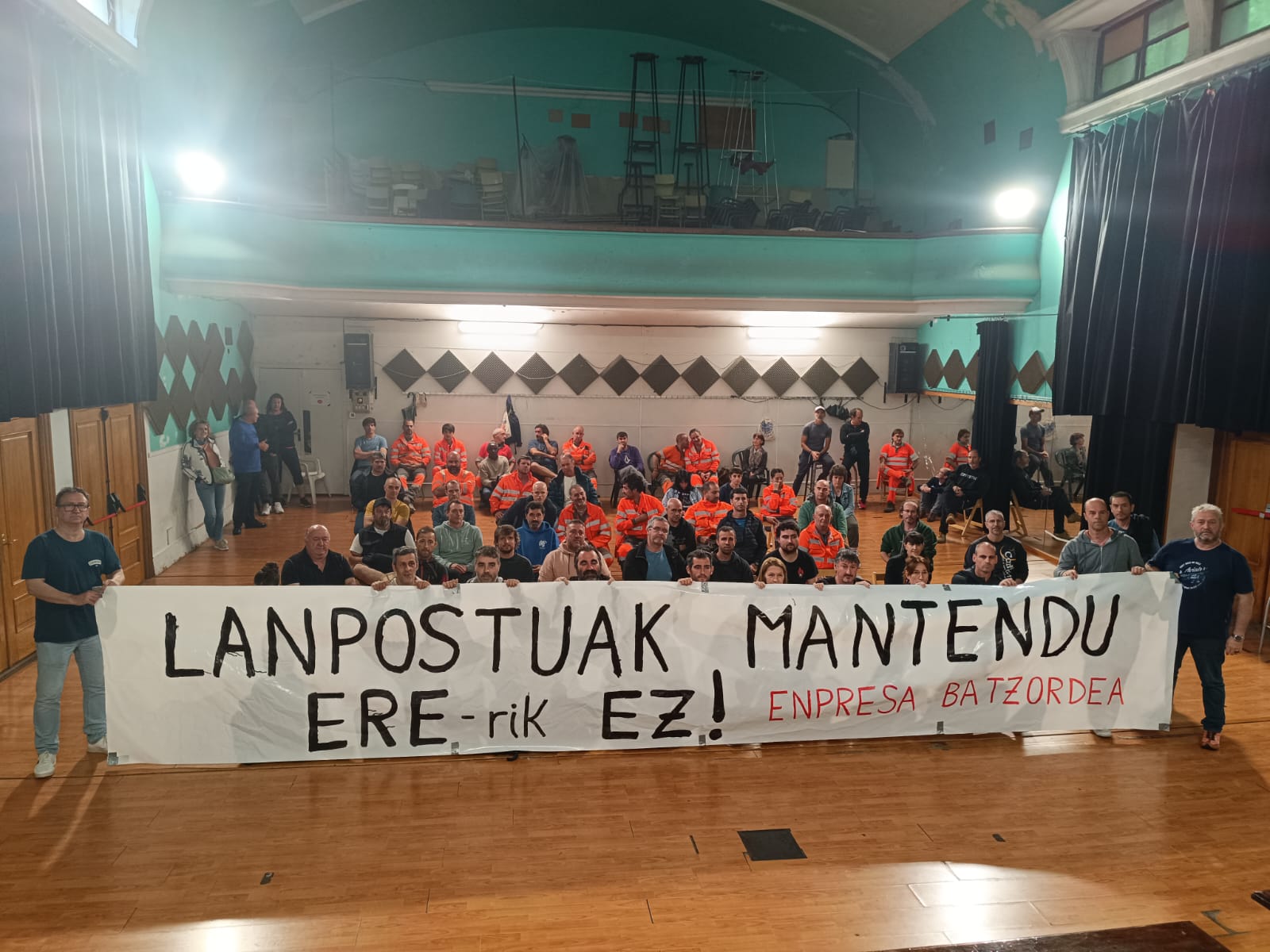 Cementos Rezolako langileak, gaurko batzarrean. BERRIA
