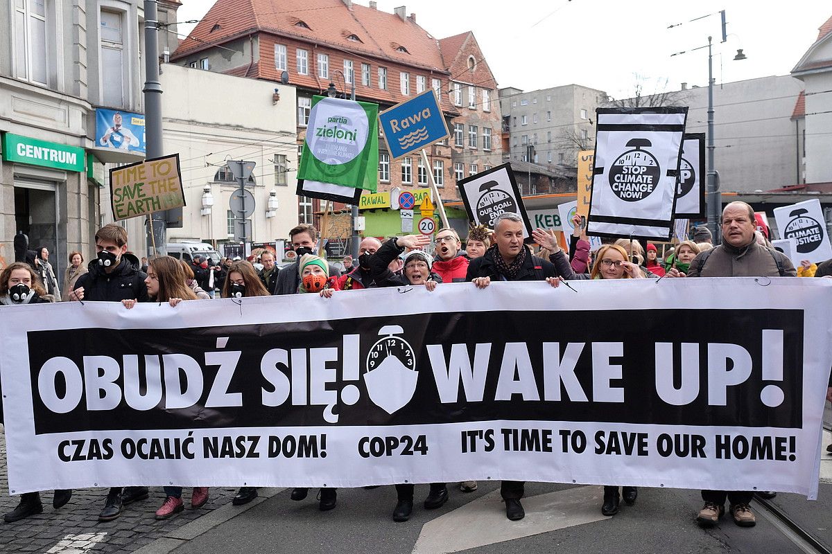 COP24 goi bileraren harira iragan abenduaren 8an klima aldaketaren alde egindako manifestazioa, Katowicen, Polonian. ANDRZEJ GRYGIEL / EFE. COP24 goi bileraren harira iragan abenduaren 8an klima aldaketaren alde egindako manifestazioa, Katowicen, Polonian. ANDRZEJ GRYGIEL / EFE.